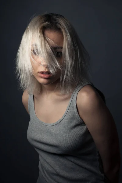 Portrait Jeune Femme Triste Sur Fond Gris Cheveux Sur Visage — Photo