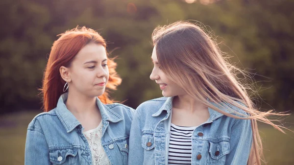 Två Bästa Vänner Har Roligt Utomhus Solnedgången — Stockfoto