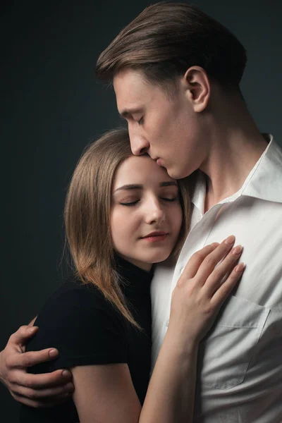 Jovem Casal Apaixonado Amor Abraçando Estúdio — Fotografia de Stock