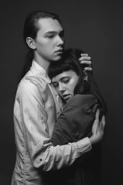 Young Couple Hugging Studio Black White — Stock Photo, Image