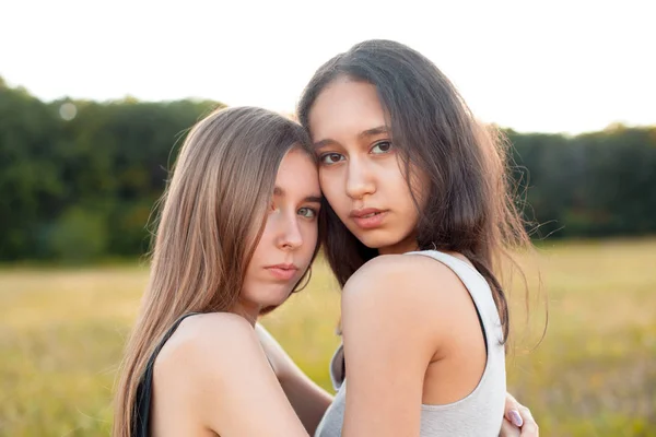 两个年轻貌美的女人在田里拥抱 好朋友 — 图库照片