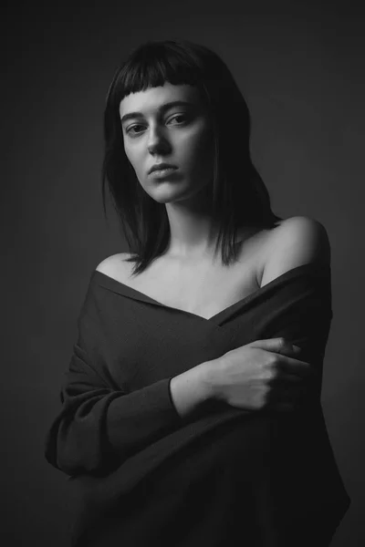 Young Woman Bare Shoulders Posing Studio Black White — Stock Photo, Image