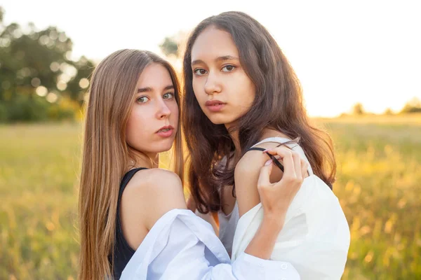 Dos Mujeres Jóvenes Abrazándose Aire Libre Mejores Amigos — Foto de Stock