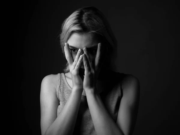 Retrato Una Joven Triste Con Las Manos Cara Blanco Negro — Foto de Stock