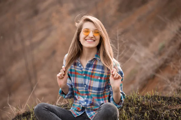 Šťastná Mladá Žena Sedící Podzim Útesu Smějící — Stock fotografie