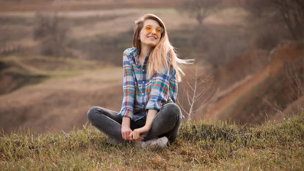 Krásná Mladá Žena Sedí Útesu Podzim Usmívá — Stock fotografie