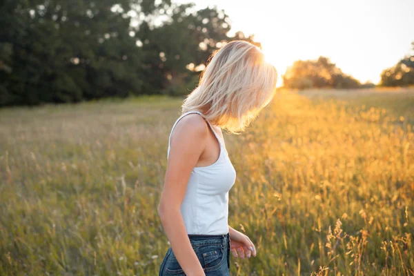 Jonge Vrouw Die Bij Zonsondergang Het Veld Loopt Zijde — Stockfoto