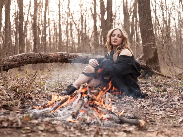 Young Woman Sitting Bonfire Forest — Stock Photo, Image