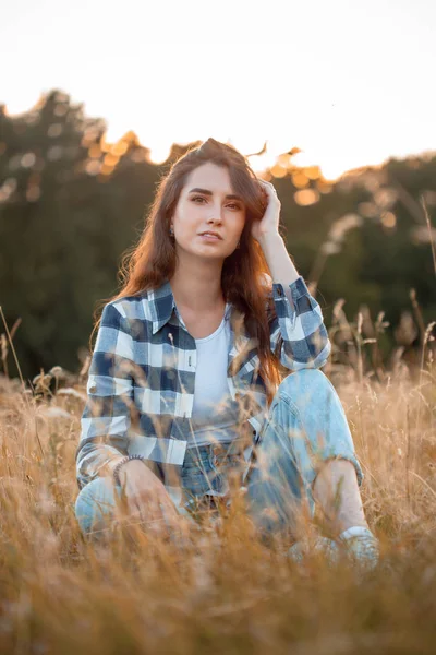 Mulher Bonita Sentada Grama Pôr Sol Sorrindo — Fotografia de Stock