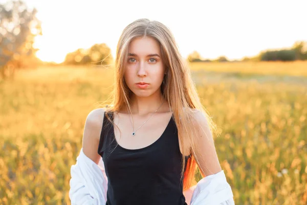 Mooie Jonge Blonde Vrouw Poseren Het Veld Stralen Van Zonsondergang — Stockfoto