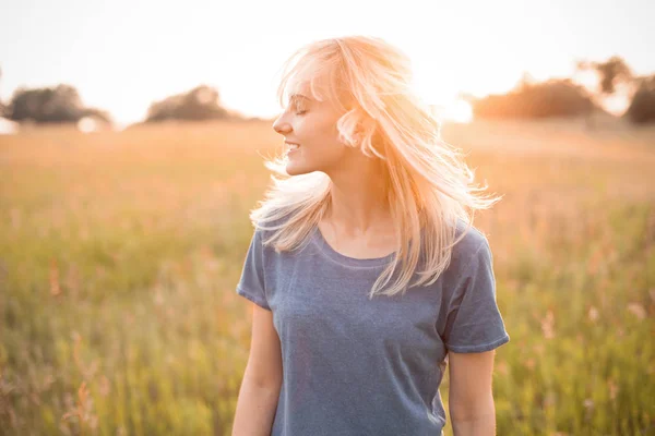 Jonge Vrouw Met Streaming Blond Haar Buiten Bij Zonsondergang — Stockfoto