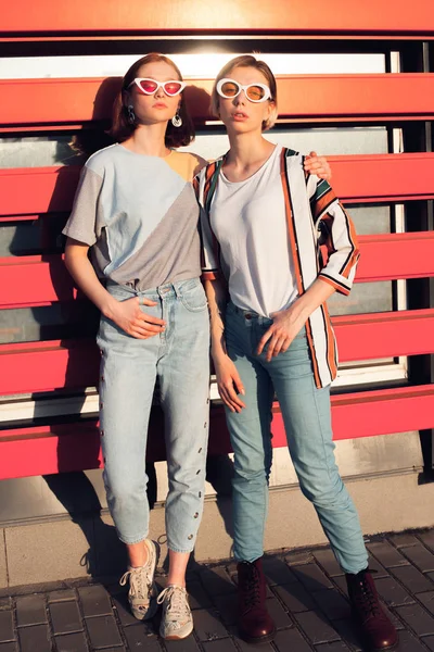 Duas Mulheres Jovens Moda Posando Ciry Fundo Laranja — Fotografia de Stock