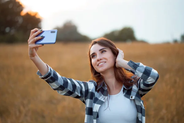 Schöne Junge Frau Karierten Hemd Macht Selfie Freien — Stockfoto