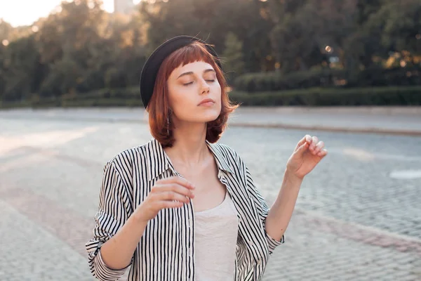 Jonge Modieuze Vrouw Poseren Straat Avonds — Stockfoto