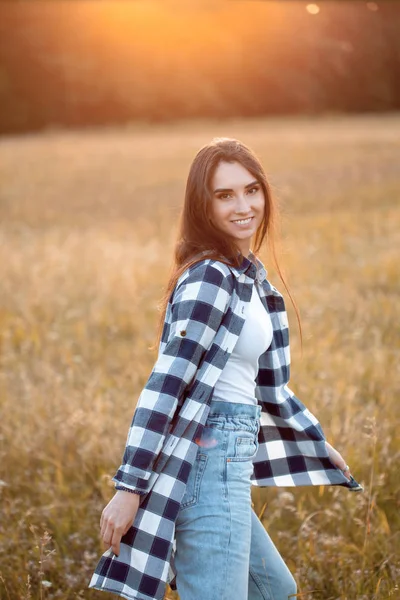 Mujer Joven Caminando Aire Libre Atardecer Voltéate Bengala — Foto de Stock