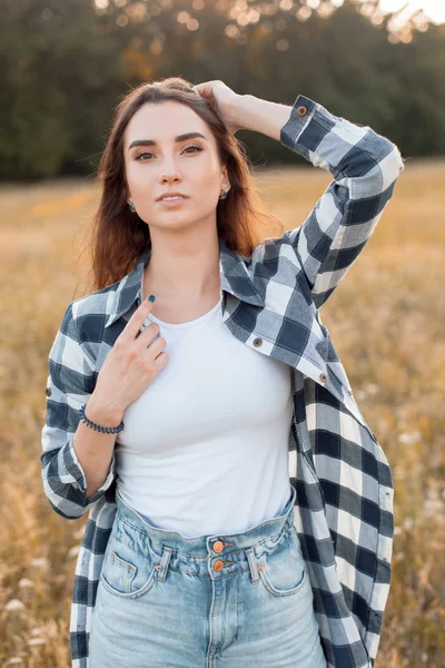 Retrato Hermosa Joven Aire Libre — Foto de Stock