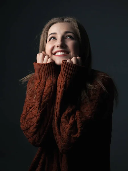 Счастливая Молодая Женщина Свитере Студийный Портрет — стоковое фото