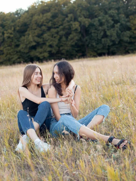 Due Giovani Donne Sedute Sull Erba Migliori Amici — Foto Stock