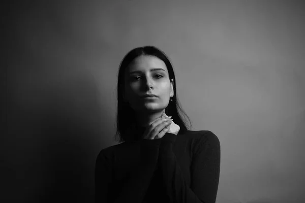 Mujer Joven Atractiva Sobre Fondo Gris Blanco Negro —  Fotos de Stock