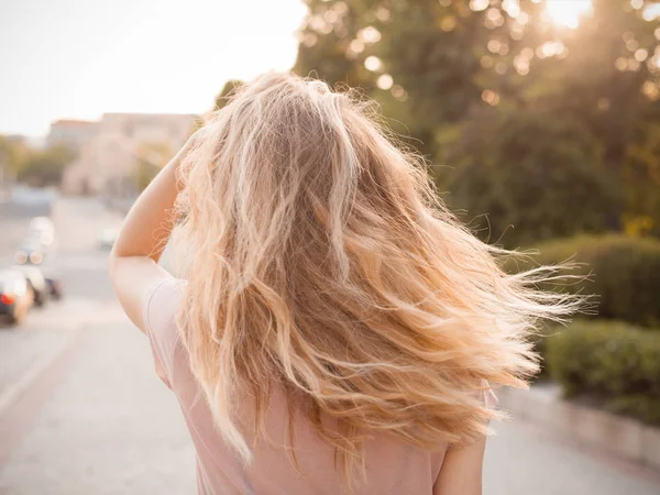 Mooi Haar Van Jonge Vrouw Straat Onder Zonlicht — Stockfoto