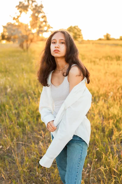 Hermosa Joven Con Camisa Blanca Posando Aire Libre Atardecer — Foto de Stock