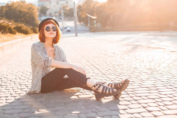 Giovane Donna Seduta Sul Pavimento Sotto Luce Del Sole — Foto Stock