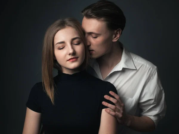 Jovem Casal Apaixonado Amor Posando Estúdio — Fotografia de Stock