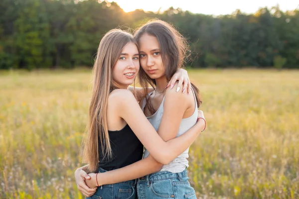 Dos Chicas Adorables Abrazándose Aire Libre Mejores Amigos —  Fotos de Stock