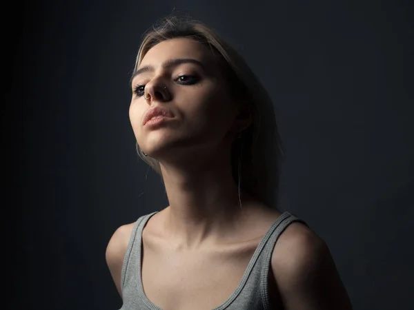 Porträtt Ung Kvinna Med Utsmetad Make Närbild — Stockfoto