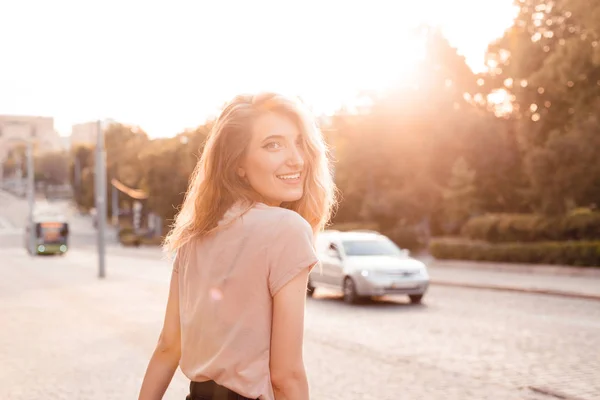 Счастливая Молодая Женщина Ходит Улице Лучами Заката — стоковое фото