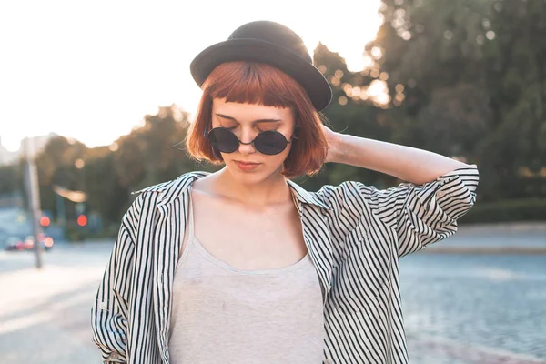 Joven Hermosa Mujer Gafas Sol Caminando Por Calle Por Noche — Foto de Stock