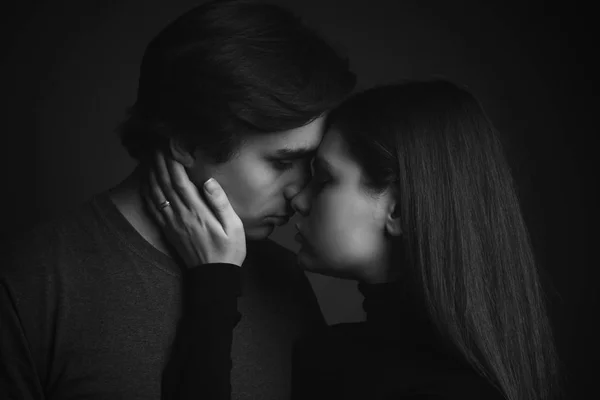 Gyönyörű Fiatal Pár Csókolózik Stúdióban Fekete Fehér Közelről — Stock Fotó