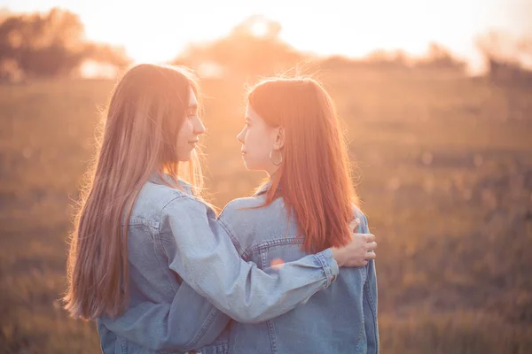 Две Молодые Женщины Смотрят Друг Друга Закате Лучшие Друзья — стоковое фото