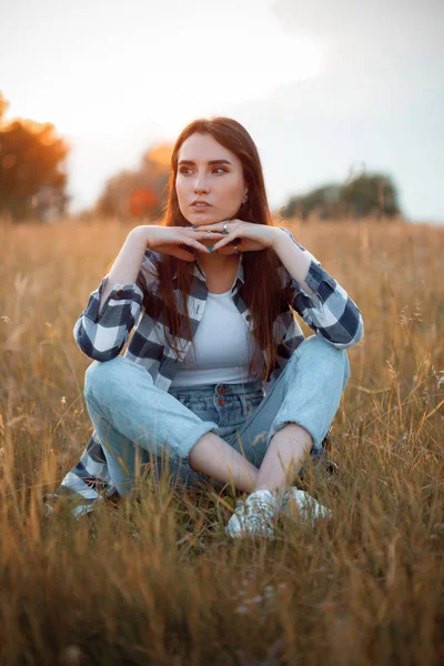 Schöne Junge Frau Sitzt Gras Bei Sonnenuntergang — Stockfoto