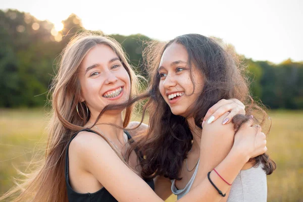 Dwie Szczęśliwe Młode Kobiety Przytulające Się Zewnątrz Najlepsi Przyjaciele — Zdjęcie stockowe