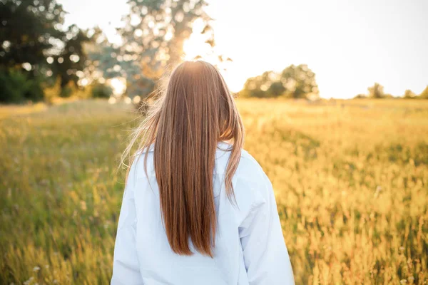 Vacker Ung Kvinna Vit Skjorta Går Utomhus Vid Solnedgången Tillbaka — Stockfoto