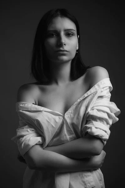 Retrato Mulher Jovem Com Ombros Nus Preto Branco — Fotografia de Stock