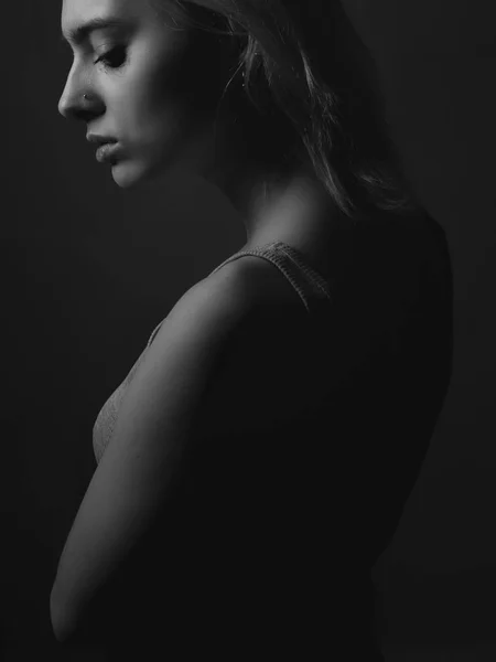 Retrato Jovem Perfil Chave Baixa Preto Branco — Fotografia de Stock