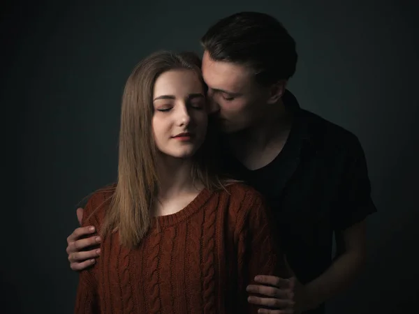 Joven Pareja Posando Juntos Estudio Hombre Abrazando Novia —  Fotos de Stock