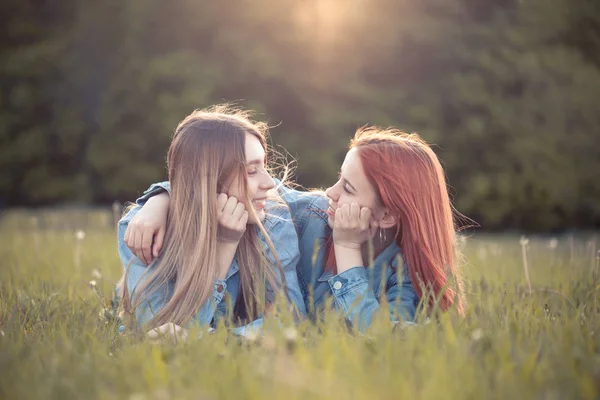 Dua Gadis Berbaring Rumput Dan Saling Memandang Teman Baik — Stok Foto