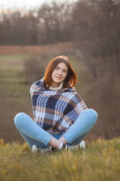 Sonbaharda tepede oturan güzel genç bir kadın