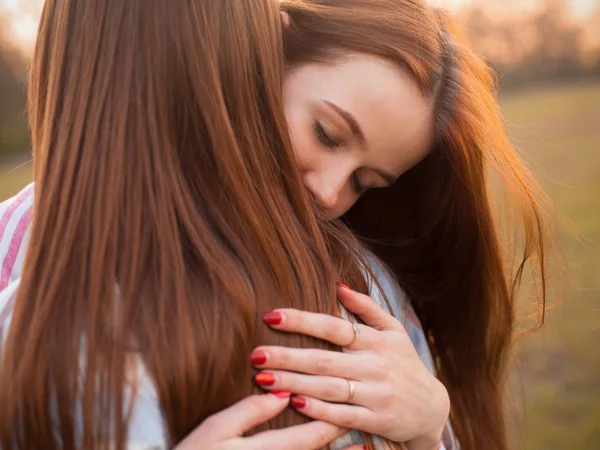 Twee Jonge Vrouwen Die Buiten Knuffelen Sluit Maar Beste Vrienden — Stockfoto