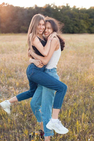 InstaPerfect prom poses you & your BFFs need to try - GirlsLife