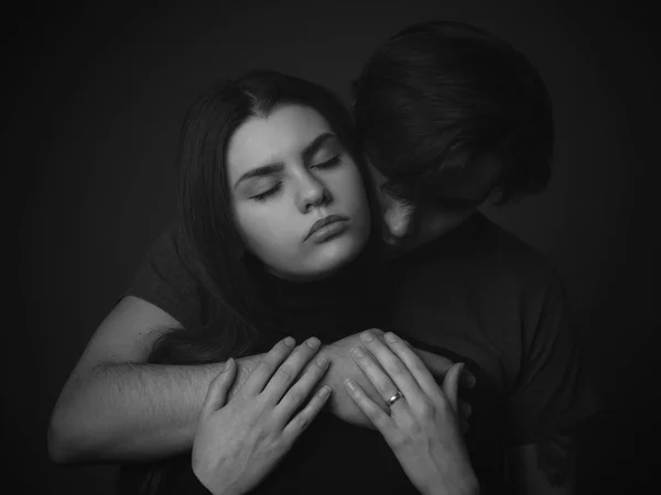 Νεαρό Ερωτευμένο Ζευγάρι Αγκαλιάζεται Στο Στούντιο Μαύρο Και Άσπρο — Φωτογραφία Αρχείου