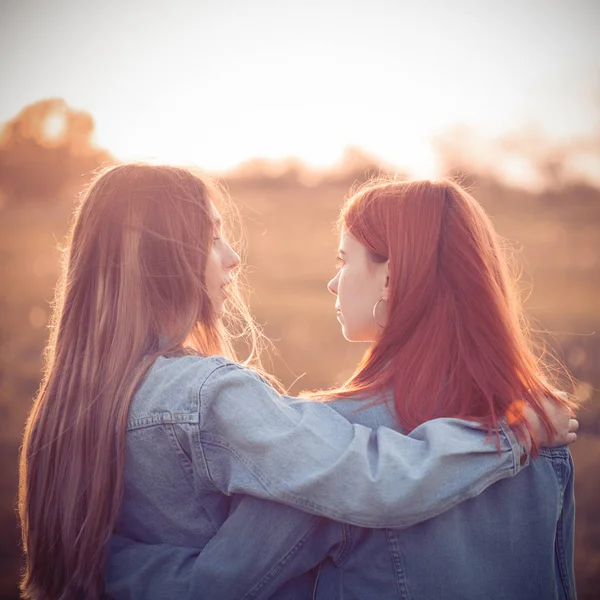 Duas Jovens Olhar Uma Para Outra Pôr Sol Melhores Amigos — Fotografia de Stock