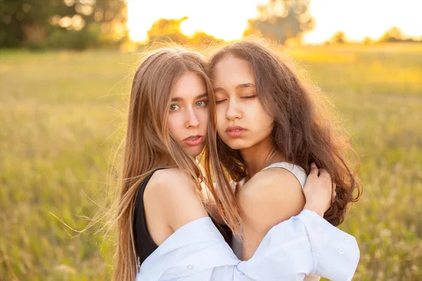 Dos Mujeres Jóvenes Pie Juntas Abrazándose Campo Bajo Luz Del —  Fotos de Stock