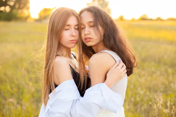 Dvě Mladé Ženy Objímání Venku Při Západu Slunce — Stock fotografie