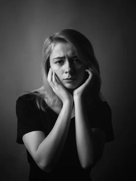 抑郁症的年轻妇女 黑白相间 — 图库照片