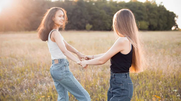 Twee Gelukkige Jonge Vrouwen Hebben Plezier Het Herfstveld Avonds — Stockfoto