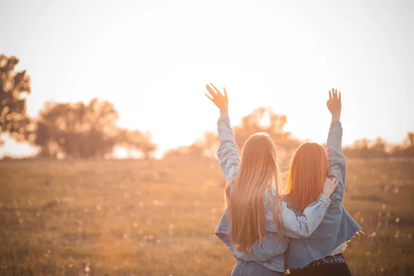 Δύο Νεαρές Γυναίκες Κοιτάζουν Ηλιοβασίλεμα Και Σηκώνουν Χέρια Καλύτεροι Φίλοι — Φωτογραφία Αρχείου